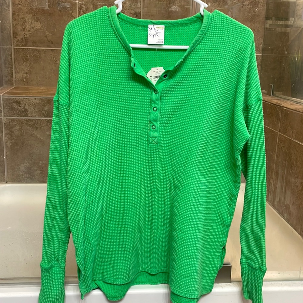 ***NWT*** vibrant green long sleeved top